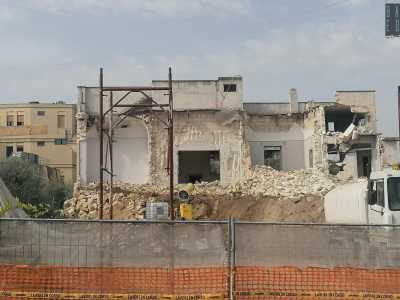 Mentre scriviamo si sta quindi provvedendo alla cancellazione della residenza di inizio 900, di cui non ormai non rimane che lo scheletro